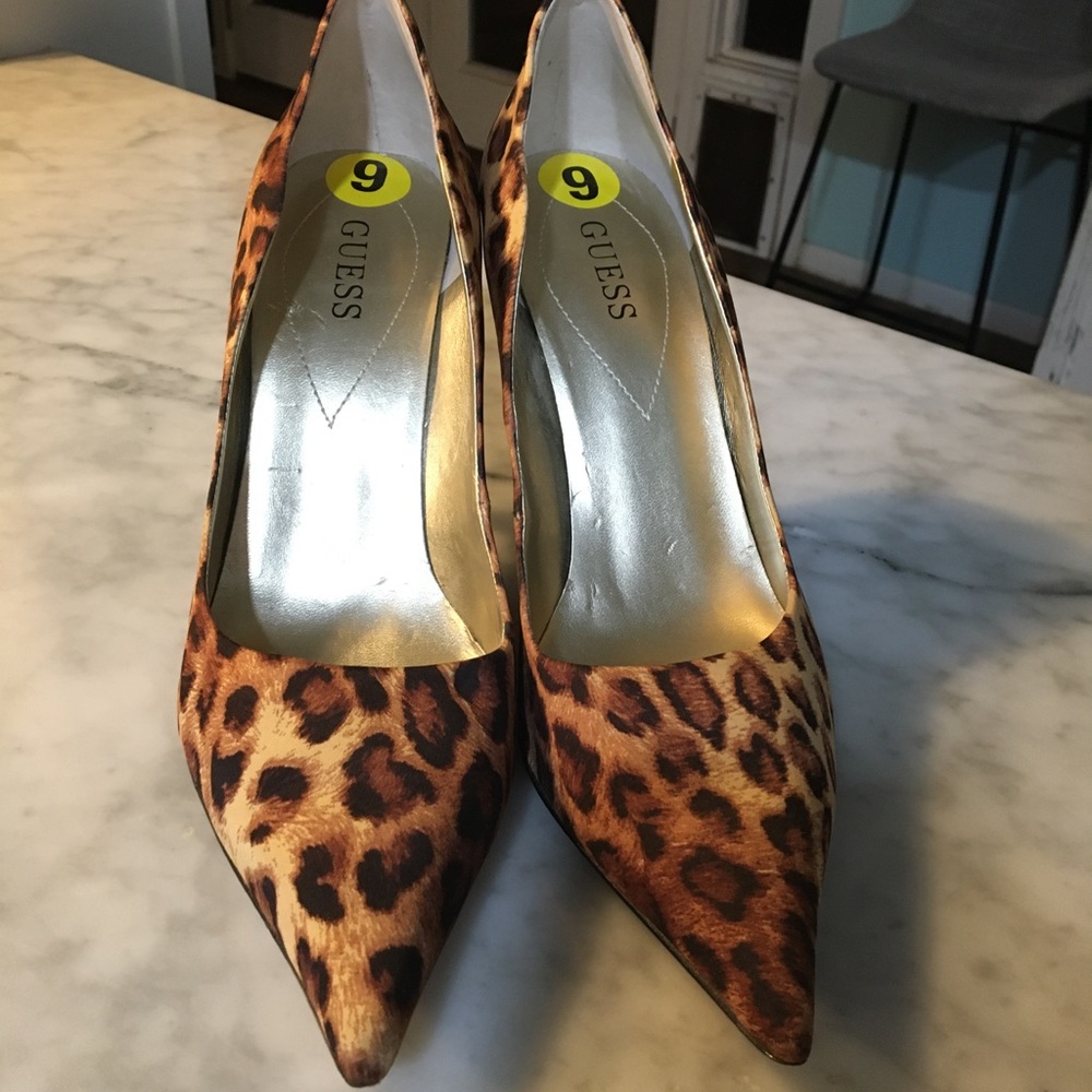 Guess pumps. Size 9